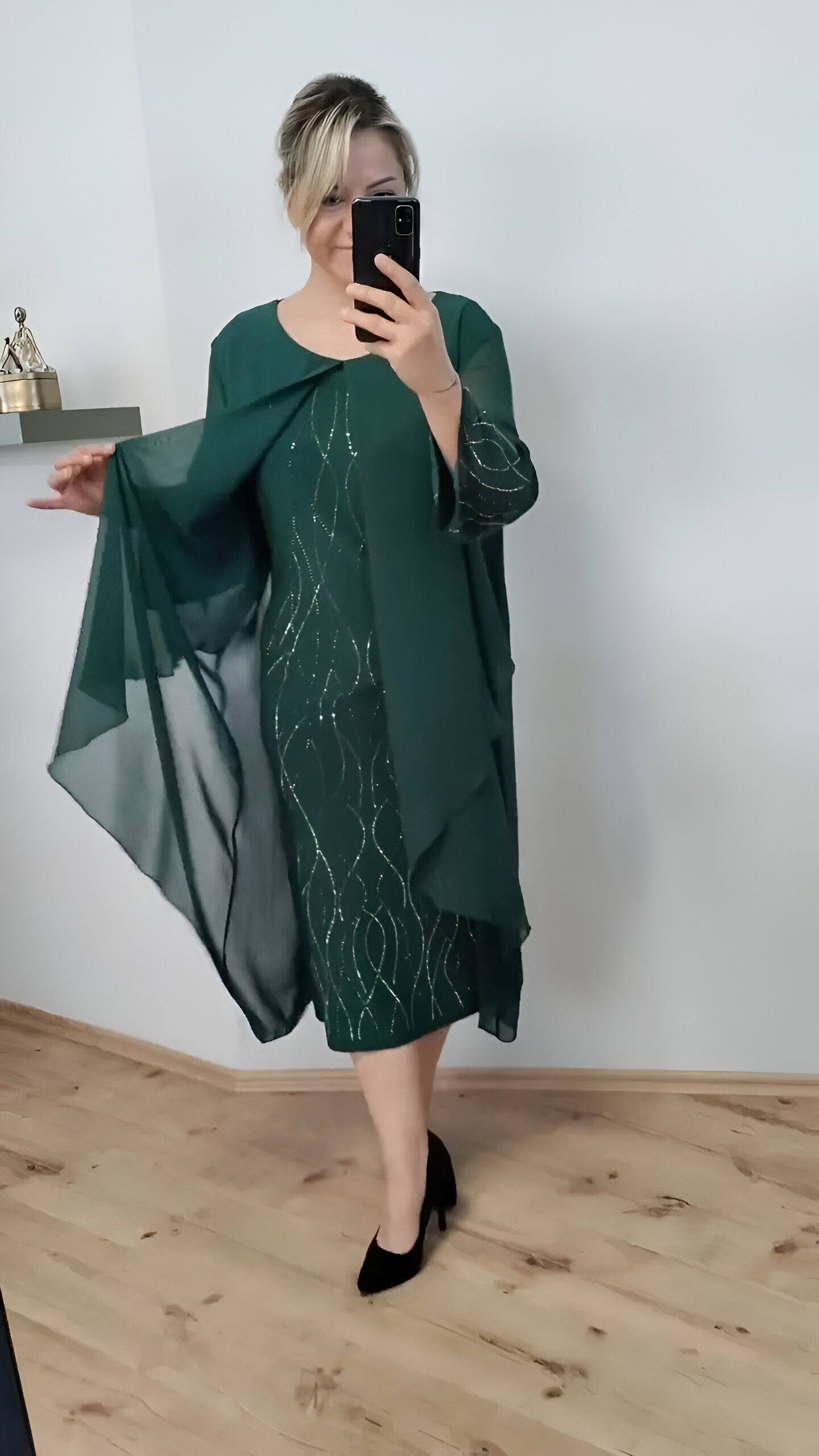 Claudia™ - Elegantne voolav kleit kihiga