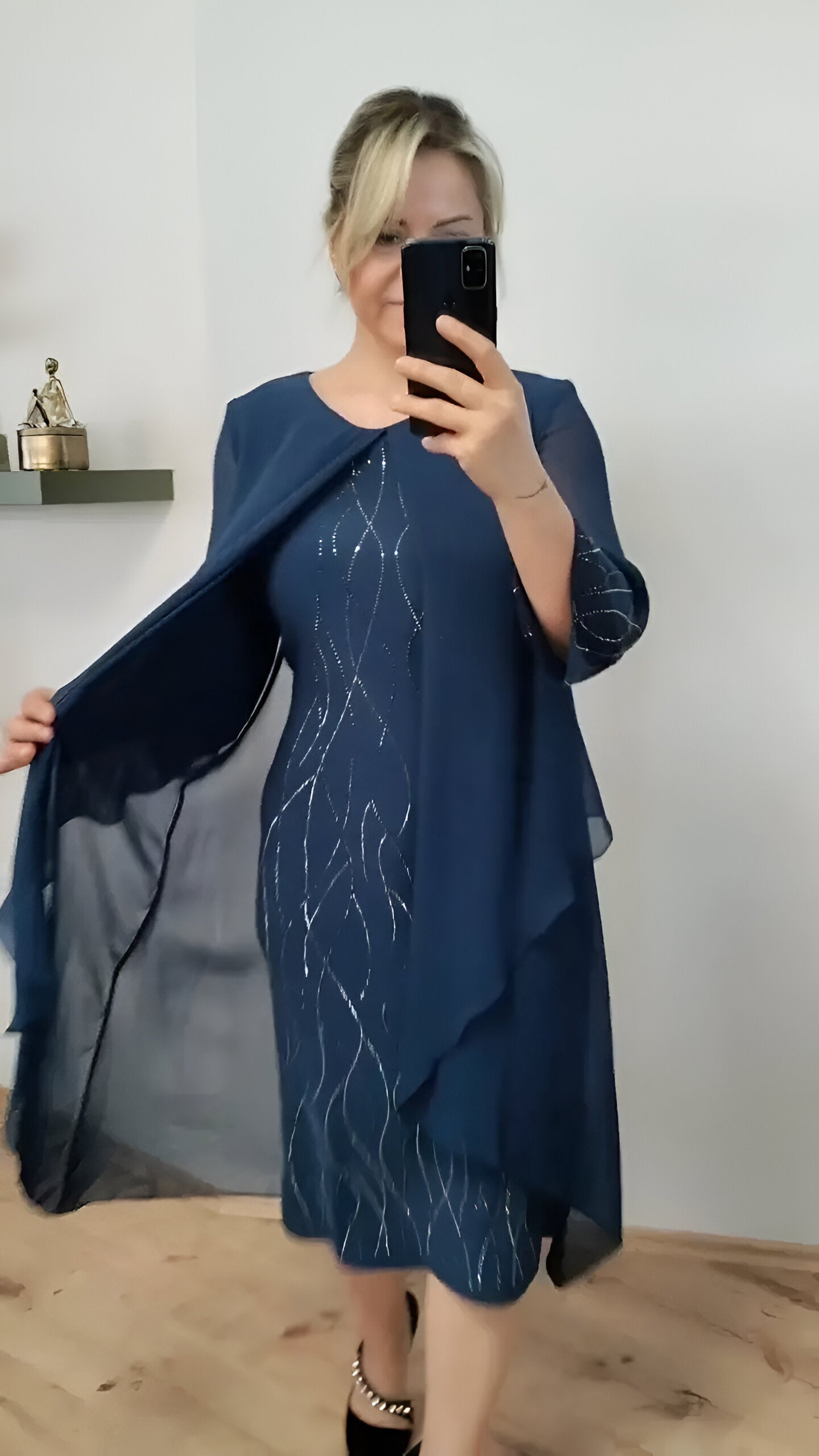 Claudia™ - Elegantne voolav kleit kihiga
