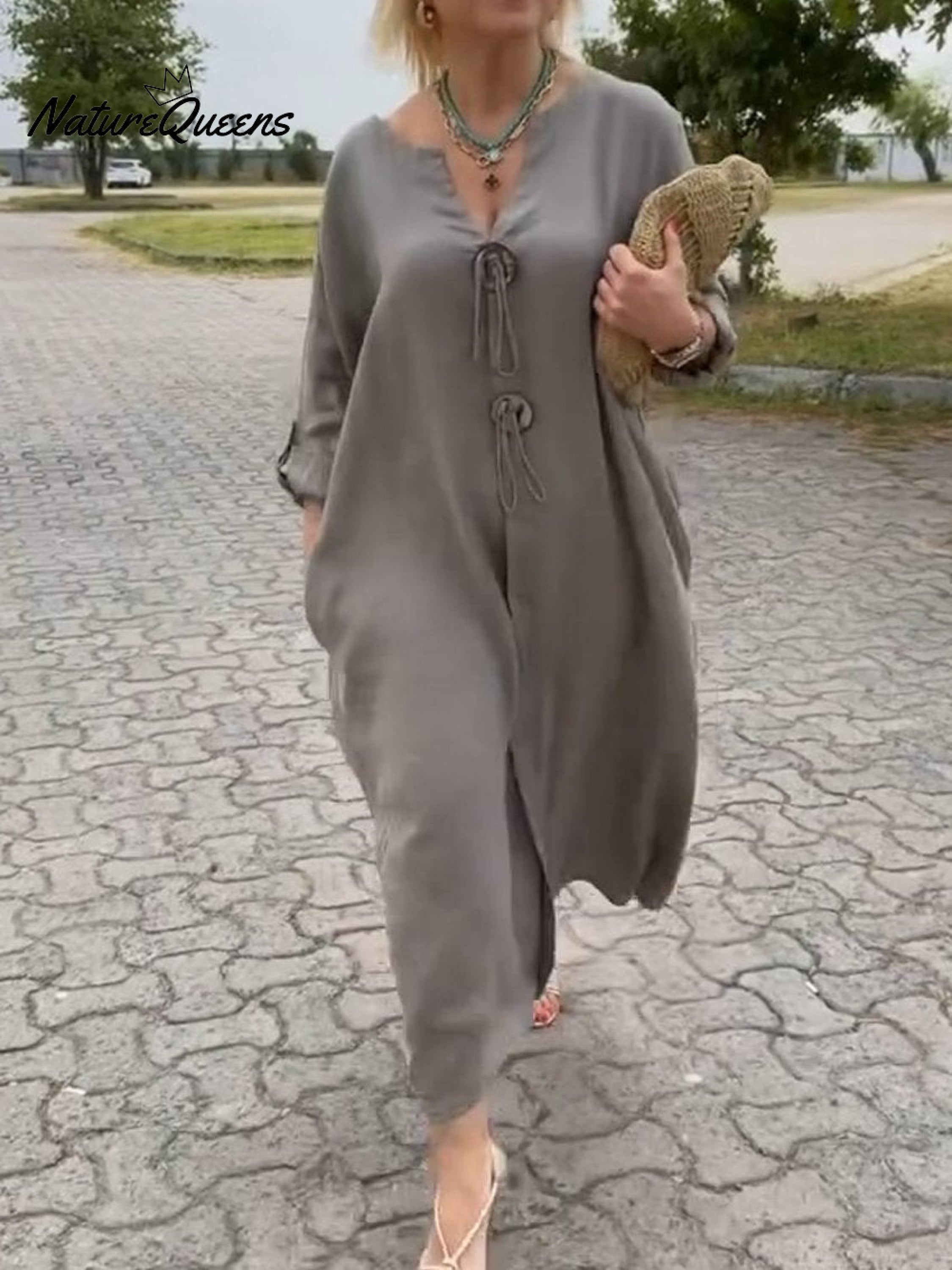 Noor – Pikk kleit puidust detailide ja laia varrukaga