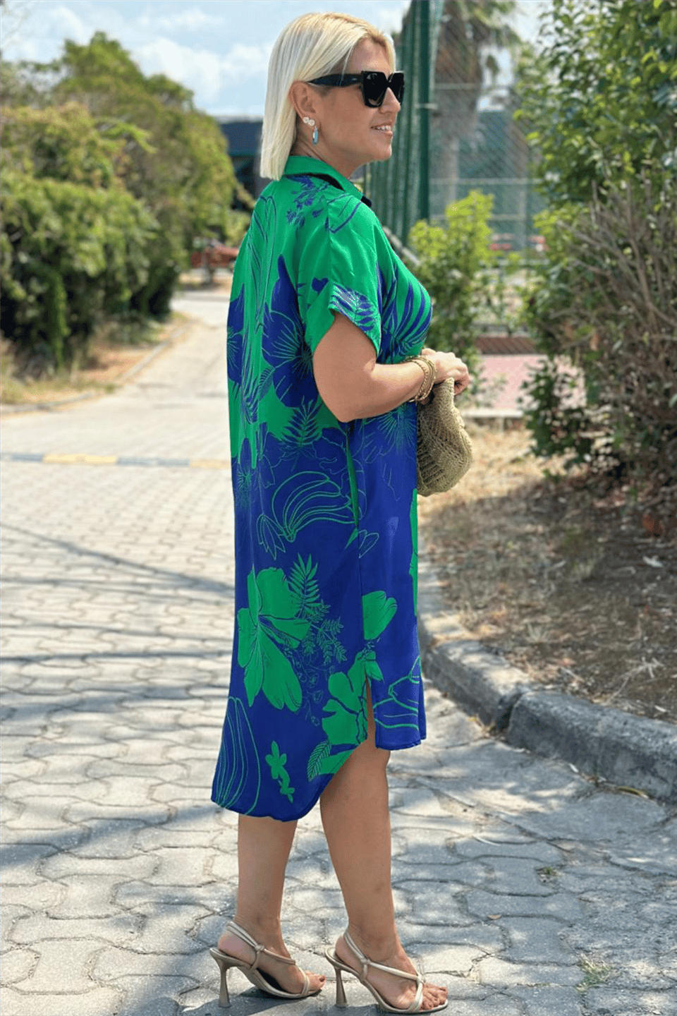 Naomi – Lilledes musteriga kleit